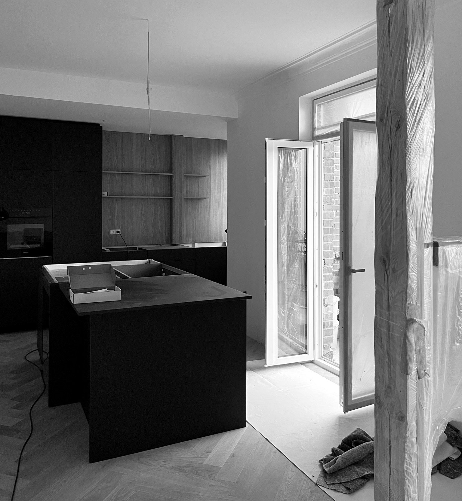 Dachgeschoss Bestand – Küche mit Kochinsel und Austritt zum Balkon